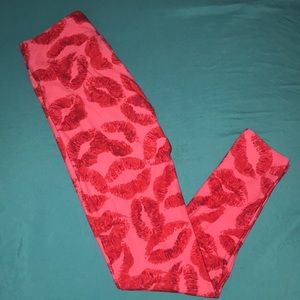 LuLaRoe OS Lip print